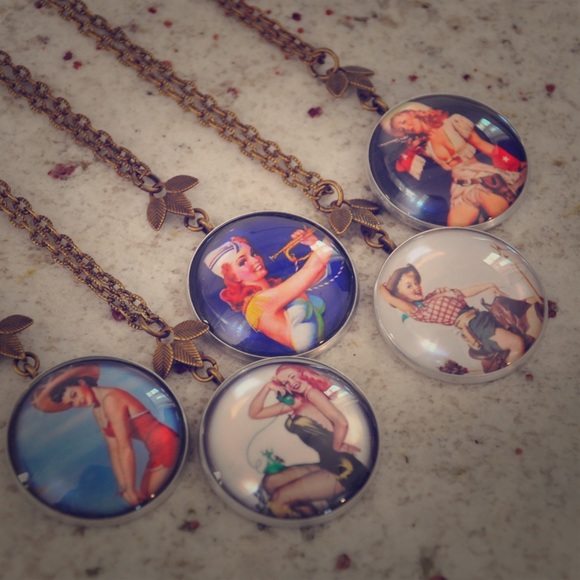 Vintage Necklace - Picture 1 of 3